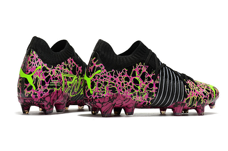 Crampons Future Z 1.1FG de Le 12 -ème Maillot, conçus pour l'escalade ou l'alpinisme, avec pointes métalliques robustes.