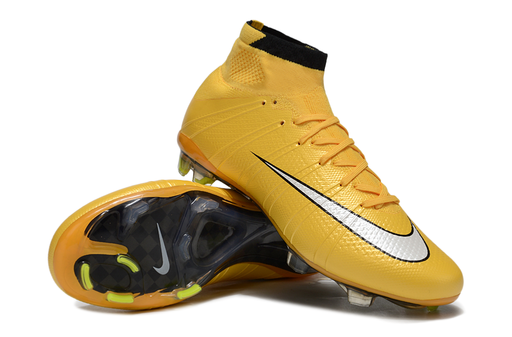 Crampons Mercurial Superfly pour football, fixation solide et semelles en caoutchouc pour performance sur le terrain.