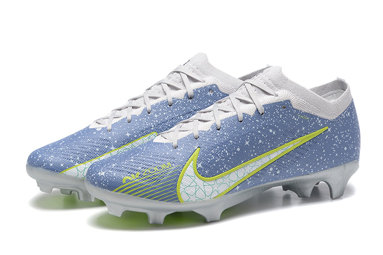 Crampons Mercurial Vapor XV Elite de Le 12 -ème Maillot, vue en gros plan sur la semelle avec crampons métalliques.