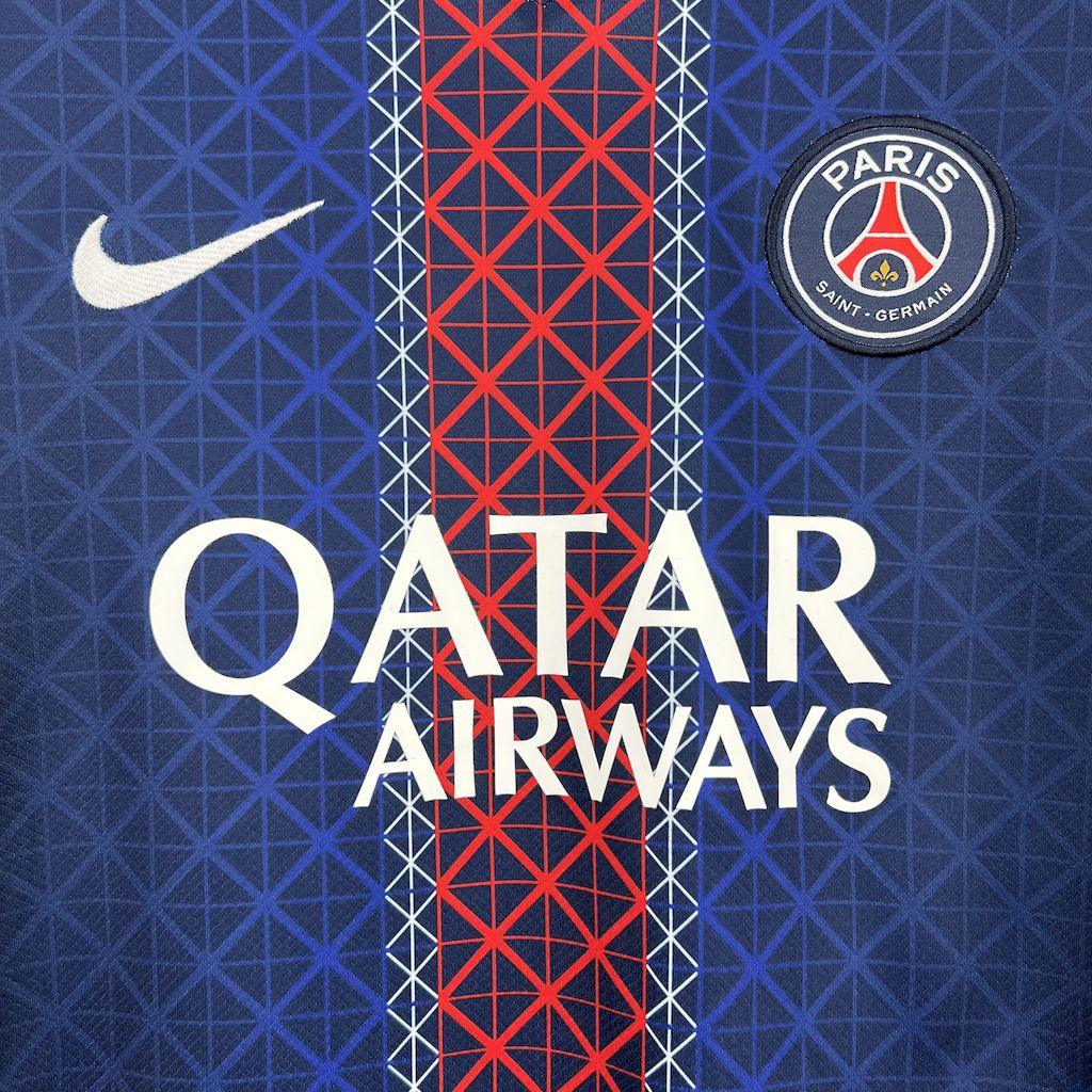 Maillot PSG 2025/26 Le 12 -ème Maillot, maillot de football bleu avec logo du PSG et détails blancs.