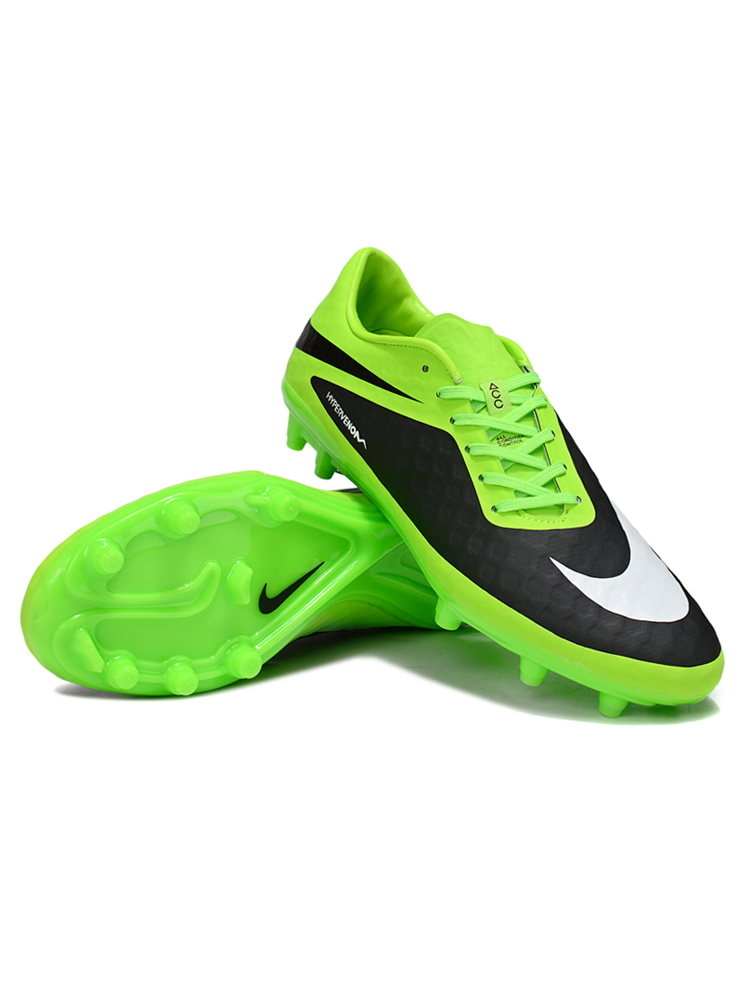 Crampons Hypervenom Phantom de Le 12 -ème Maillot, vue de face avec pointes en acier pour football.