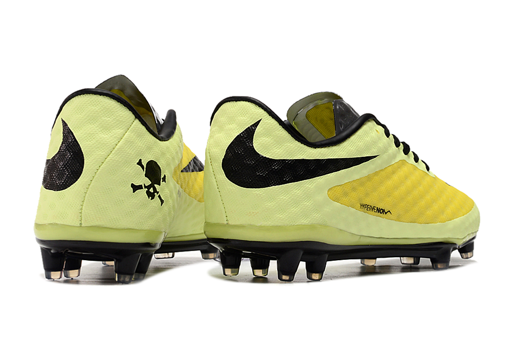 Crampons Hypervenom Élite de Le 12 -ème Maillot, vue de face avec pointes en métal pour football.