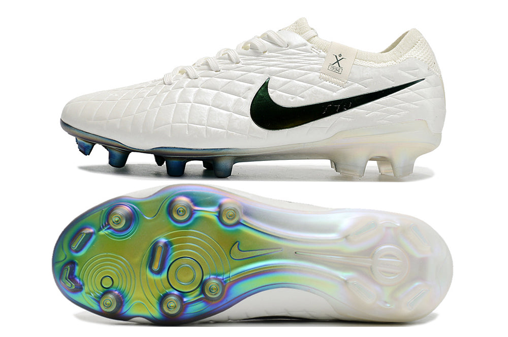 Crampons Le 12 -ème Maillot Tiempo Legend X Elite pour football, avant du crampon avec pointes en métal et semelle en caoutchouc.
