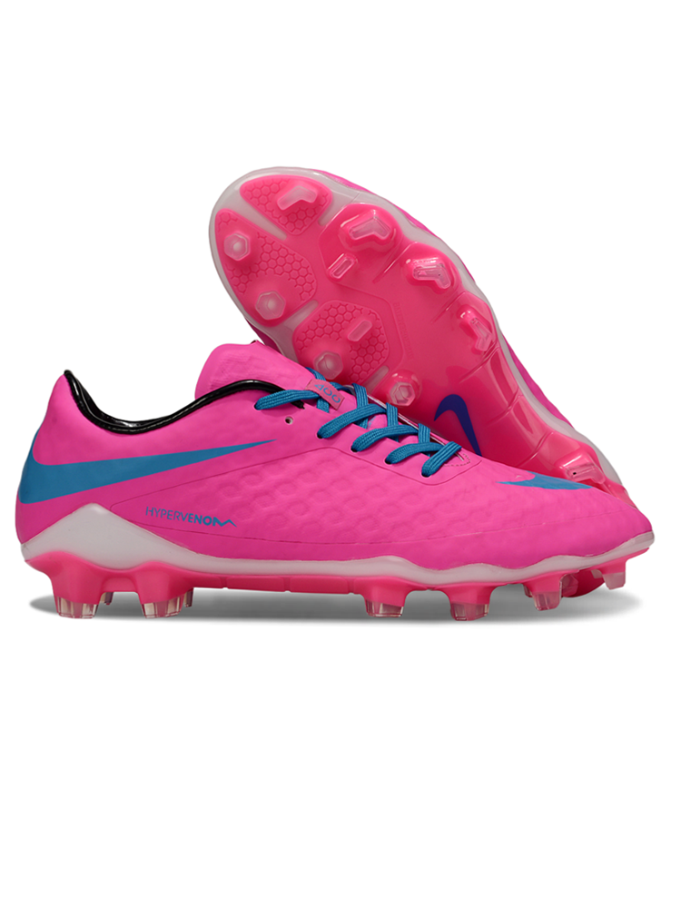 Crampons Hypervenom Phantom de Le 12 -ème Maillot, vue des crampons en acier pour chaussures de football.