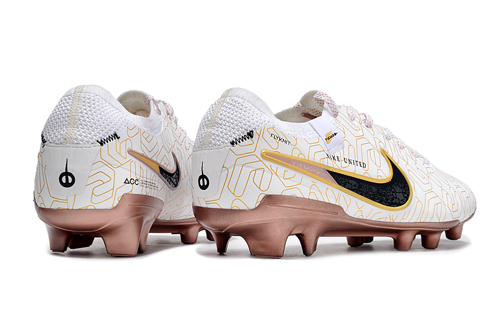 Crampons Tiempo Legend X Elite de Le 12 -ème Maillot, fixation robuste pour chaussures de sport ou football, vue en gros plan