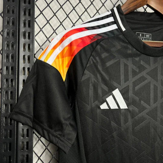 Maillot d'entraînement Allemagne 2024-2025 Le 12, maillot sportif avec logo officiel, tissu blanc et design moderne.