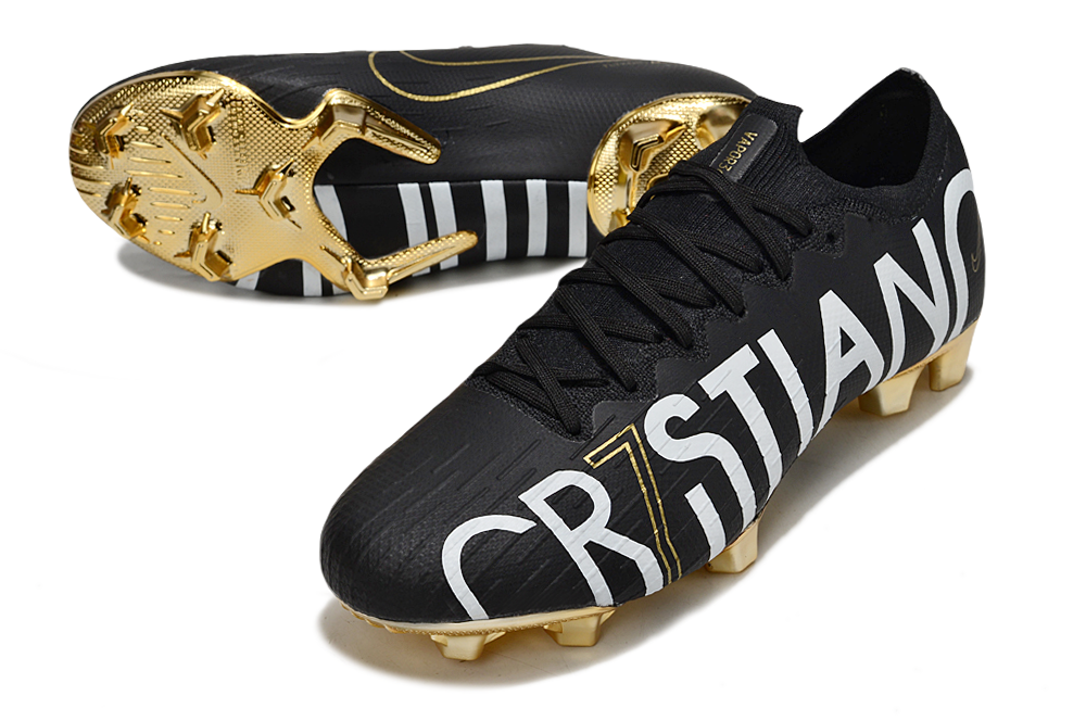Crampons Mercurial Vapor XII Elite en action, chaussures de football haute performance de Le 12 -ème Maillot, semelles à crampons.
