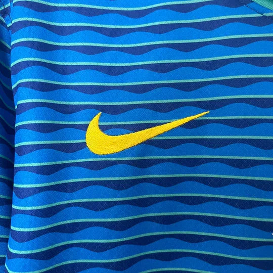 Maillot extérieur Brésil 2024/2025 Le 12, maillot de football avec couleurs vertes, jaunes et logo national visible.