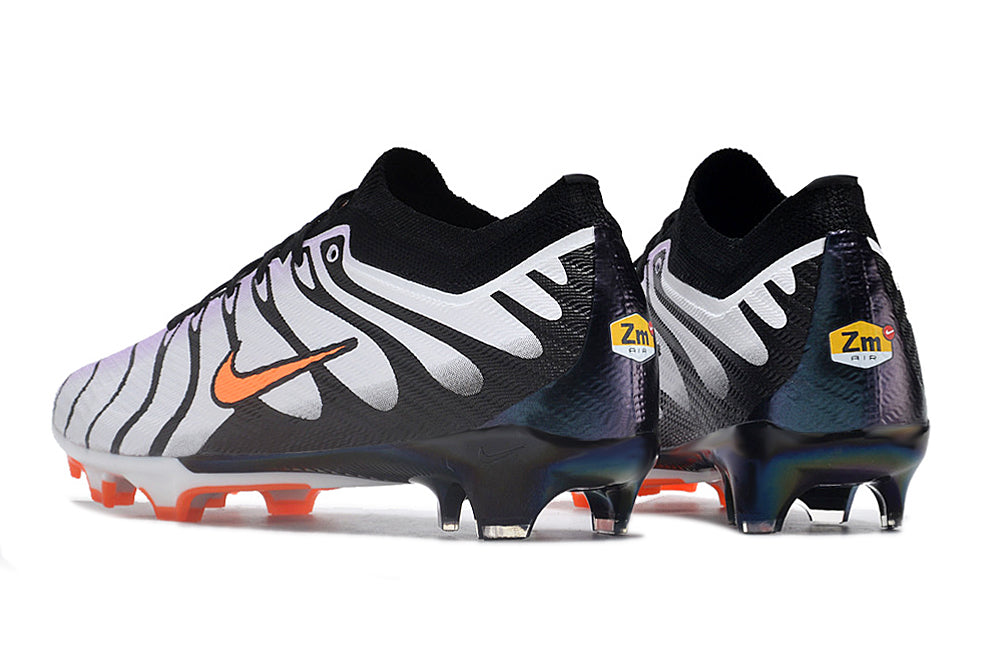 Crampons Mercurial Vapor 15 Elite XXV de Le 12 -ème Maillot, vue des semelles avec crampons en métal pour football.