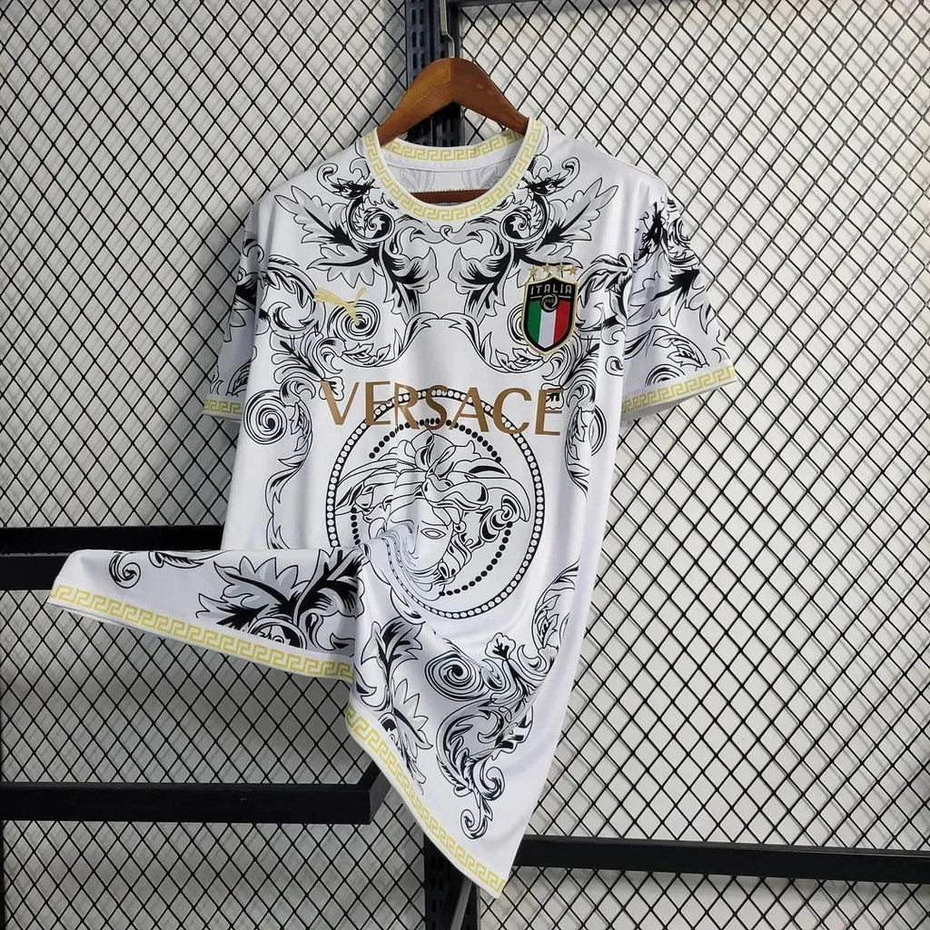Maillot de football Italie Le 12 -ème Maillot, confectionné en tissu léger avec logo et design emblématique.