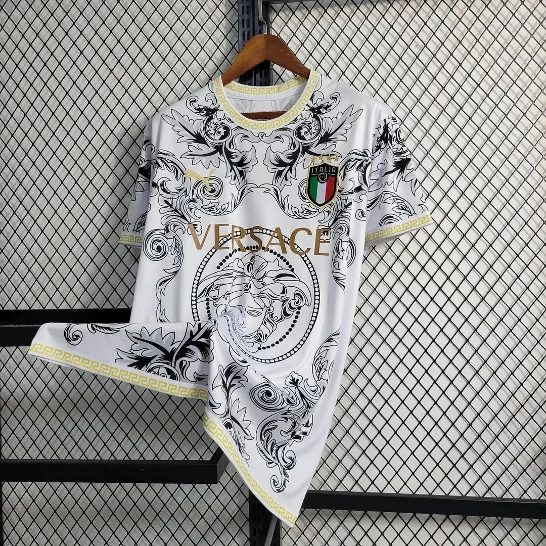 Maillot de football Italie Le 12 -ème Maillot, confectionné en tissu léger avec logo et design emblématique.