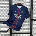 Maillot PSG 2025/26 Le 12 -ème Maillot, devant du maillot avec logo du Paris Saint-Germain et détails bleus et rouges.
