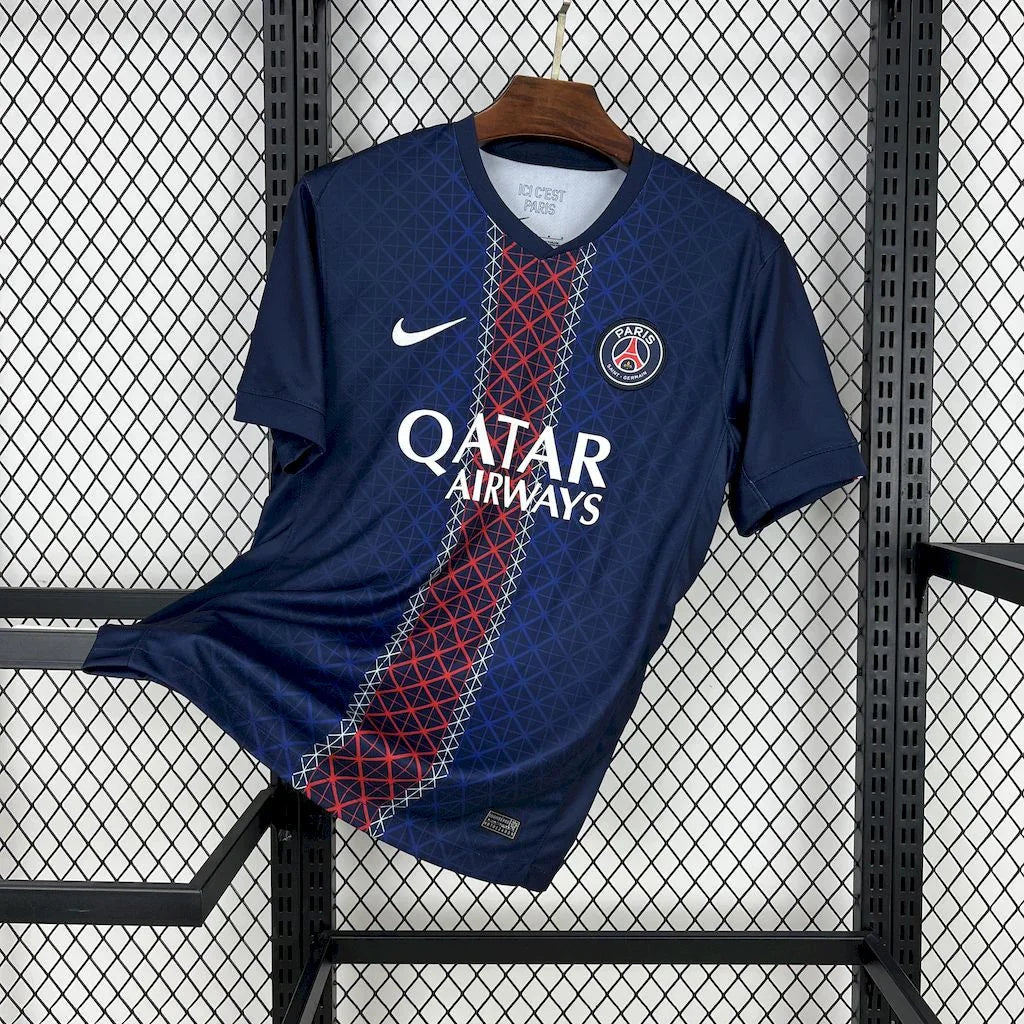 Maillot PSG 2025/26 Le 12 -ème Maillot, devant du maillot avec logo du Paris Saint-Germain et détails bleus et rouges.