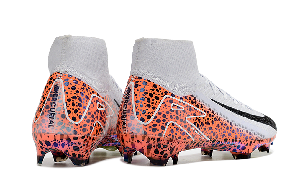 Crampons Mercurial Superfly IX Elite de la marque Le 12-ème Maillot, vue en gros plan sur la semelle et les spikes.