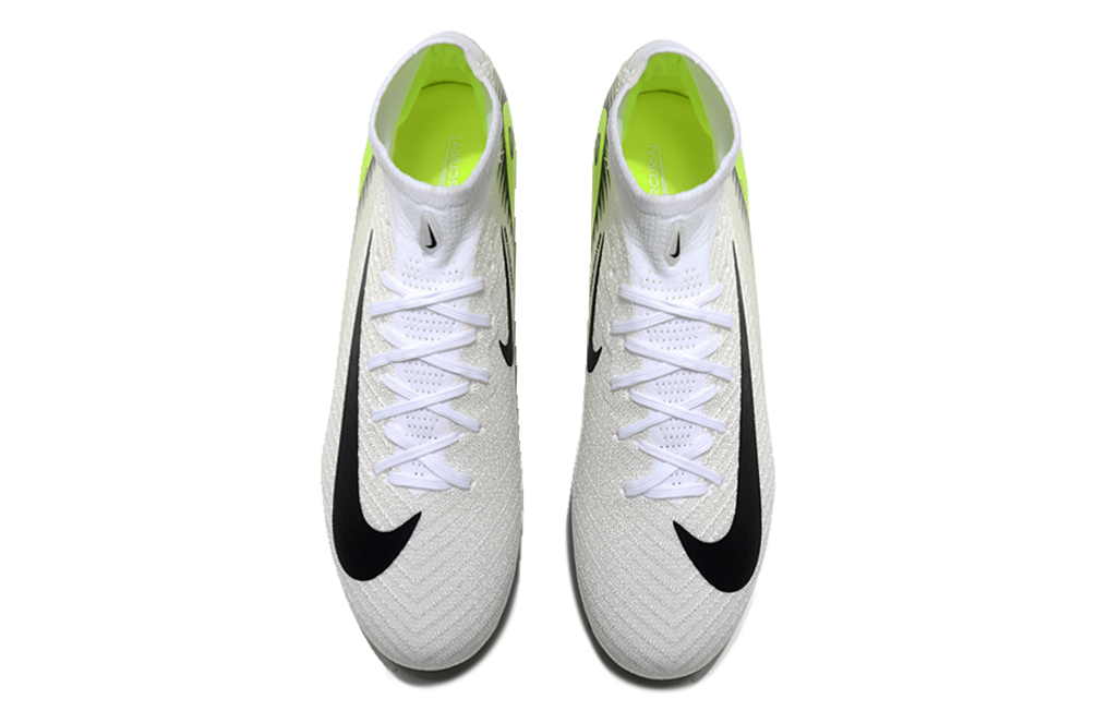 Crampons Mercurial Vapor XV Elite de Le 12 -ème Maillot, vue de face avec pointes en métal pour football.