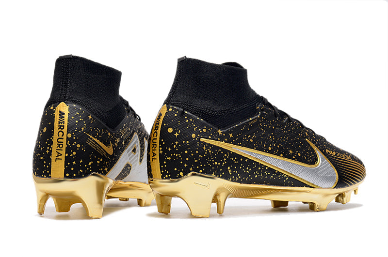 Crampons Mercurial Superfly IX Elite de la marque Le 12-ème Maillot, vue détaillée avec pointes en acier pour football.