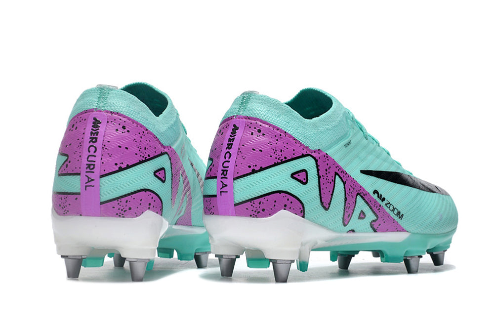Crampons Mercurial Vapor XV Elite de Le 12 -ème Maillot, avec pointes en métal et chaussure de football noire et orange.
