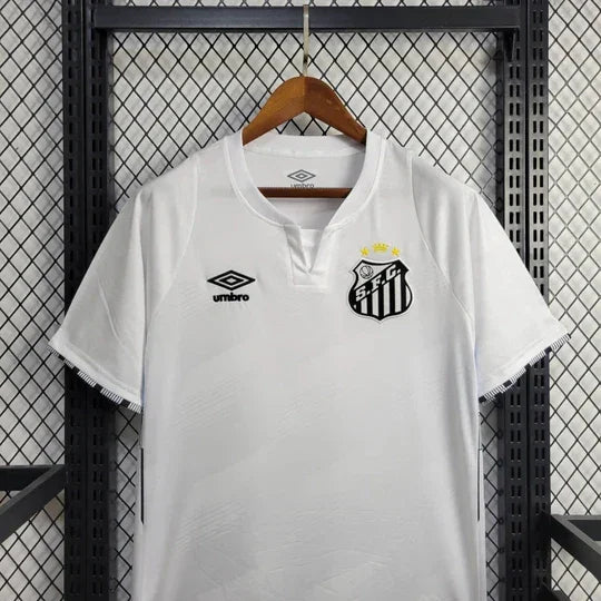 Maillot domicile Santos 2024/2025 Le 12 -ème Maillot, maillot de football rouge avec logo du club et détails bleus.
