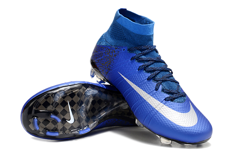 Crampons Mercurial Superfly pour football, fixation robuste et crampons en métal pour meilleure adhérence sur le terrain.