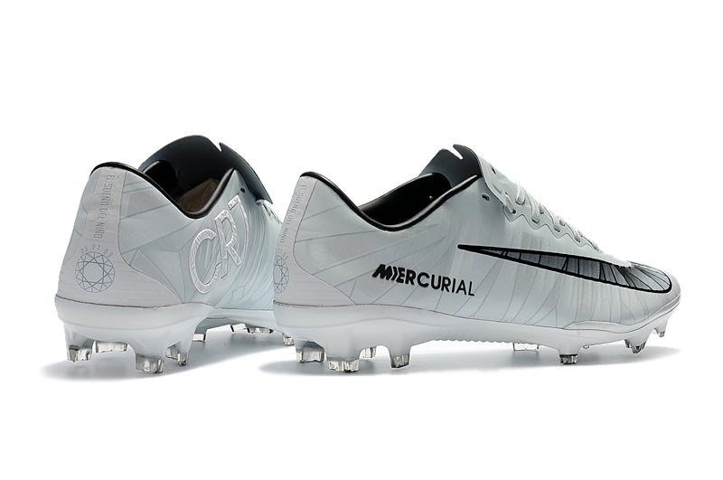 Crampons Mercurial Vapor XI de Le 12 -ème Maillot, vue des crampons en acier avec pointes pour football.