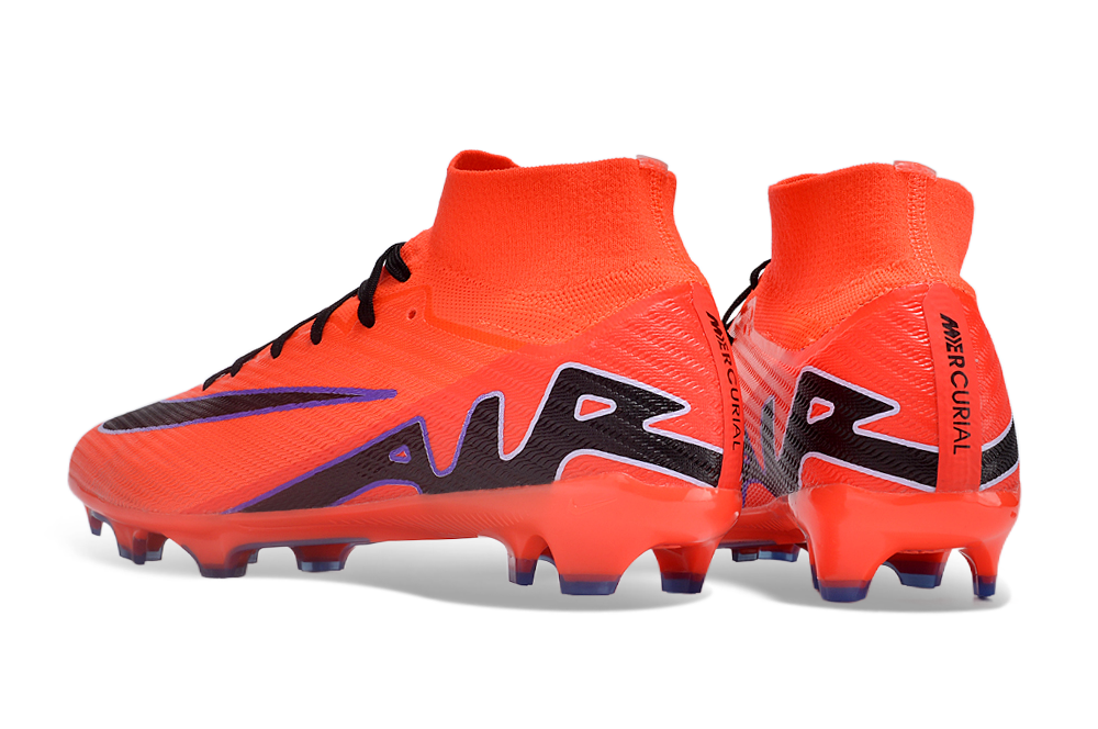 Crampons Mercurial Superfly IX Elite de Le 12 -ème Maillot, vue de près, avec pointes en métal et semelle en caoutchouc noir.