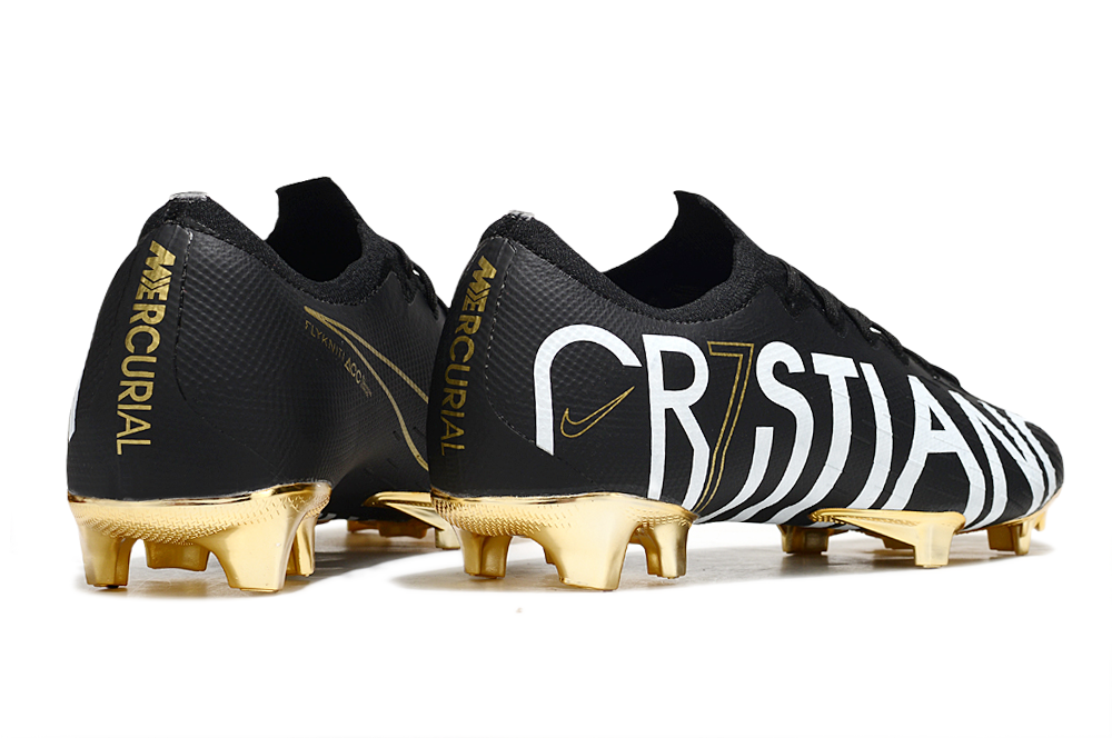 Crampons Mercurial Vapor XII Elite de Le 12 -ème Maillot, vue des semelles avec crampons en acier, destiné au football.