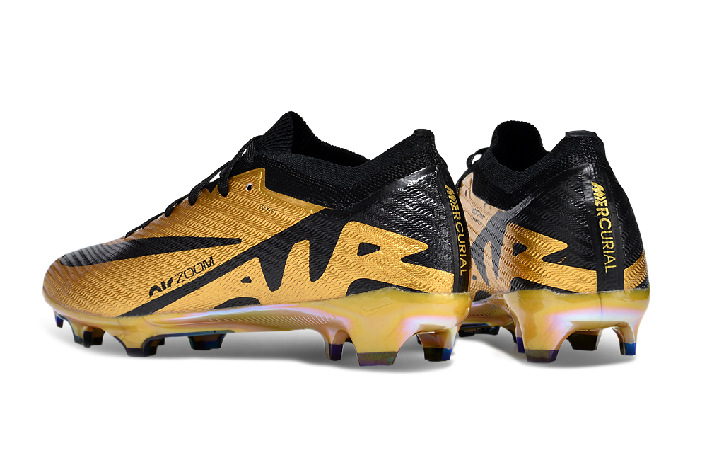 Crampons Mercurial Superfly IX Elite de Le 12-ème Maillot, vue de face avec semelles métalliques et design noir et orange.