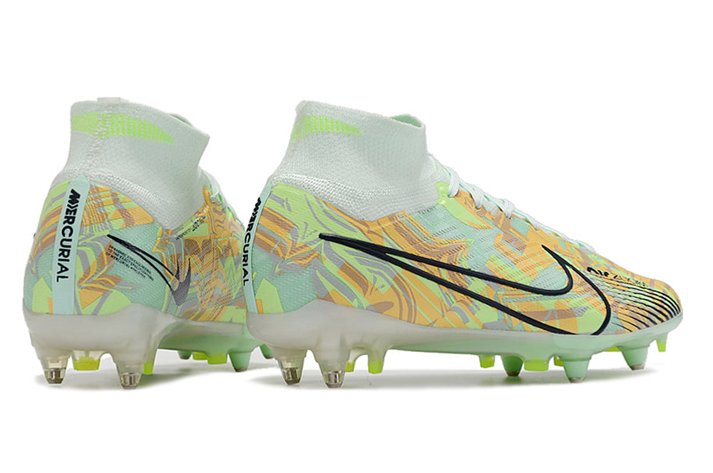 Crampons Mercurial Superfly IX Elite pour football, semelles à crampons métalliques, enroulés dans leur emballage.