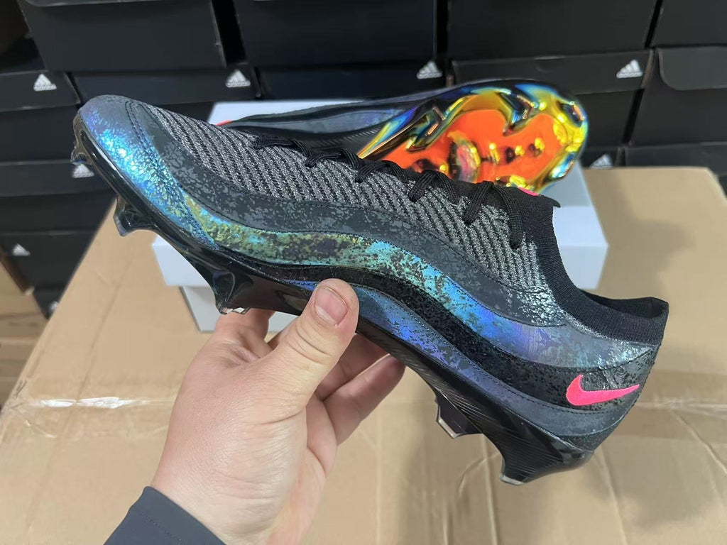 Crampons MAX95 de la marque Le 12 -ème Maillot, montrant les pointes en acier pour l'escalade ou la randonnée.