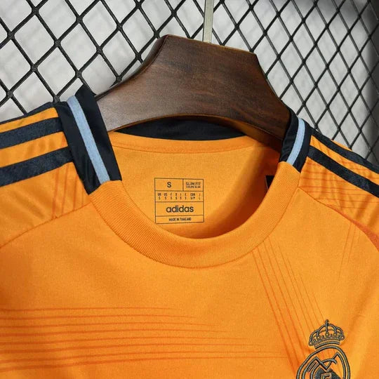 Maillot extérieur Real Madrid 2024/25 Le 12, maillot de football blanc avec logo et détails du club.