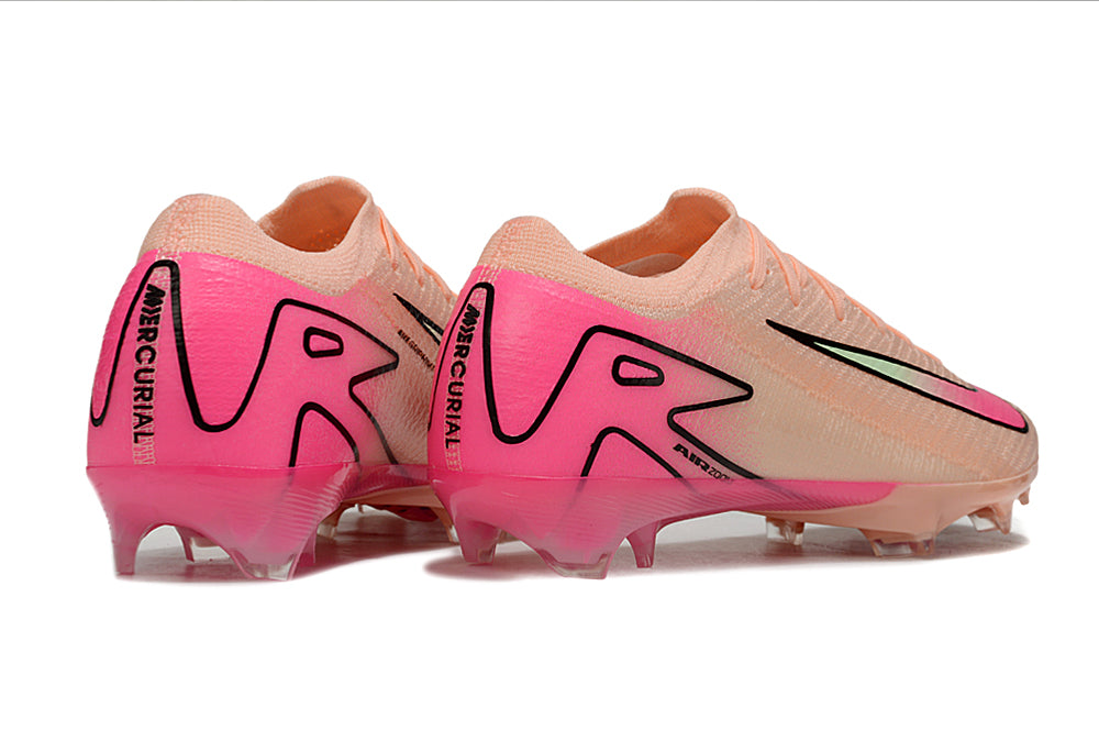 Crampons Mercurial Vapor XV Elite de Le 12 -ème Maillot, vue en gros plan avec semelles et attaches visibles.