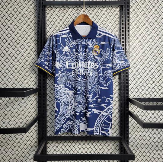 Maillot de football Real Madrid Le 12 -ème Maillot, vue complète du concept avec logo et design blanc et bleu.