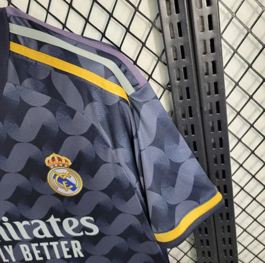 Maillot extérieur Real Madrid saison 2023-2024, marque Le 12 -ème Maillot, vue en gros plan avec logo et détails du maillot.