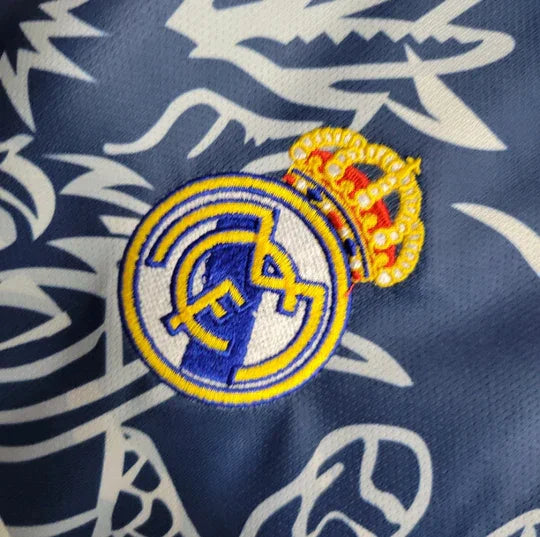Maillot concept Real Madrid Le 12 -ème Maillot, vue de face avec logo et détails du design blanc et violet.