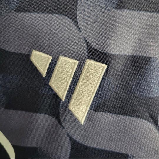Maillot extérieur Real Madrid saison 2023-2024, fabriqué par Le 12 -ème Maillot, vue en gros plan avec logo et design officiel.