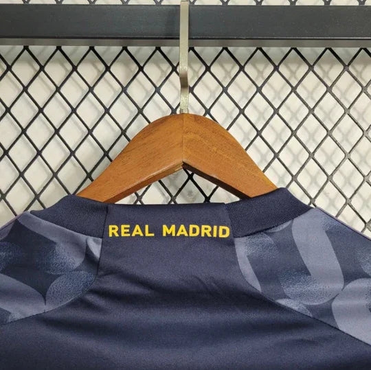 Maillot extérieur du Real Madrid saison 2023-2024, marque Le 12-ème Maillot, vue en gros plan, détails du design.