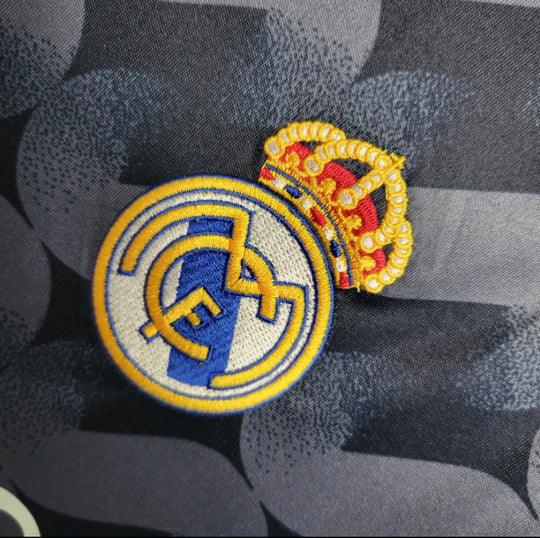 Maillot extérieur Real Madrid 2023-2024 Le 12 -ème Maillot, maillot de football blanc avec logo et détails officiels.