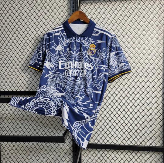 Maillot concept du Real Madrid, modèle Le 12-ème Maillot, vue de face avec logo et détails du design blanc et bleu.