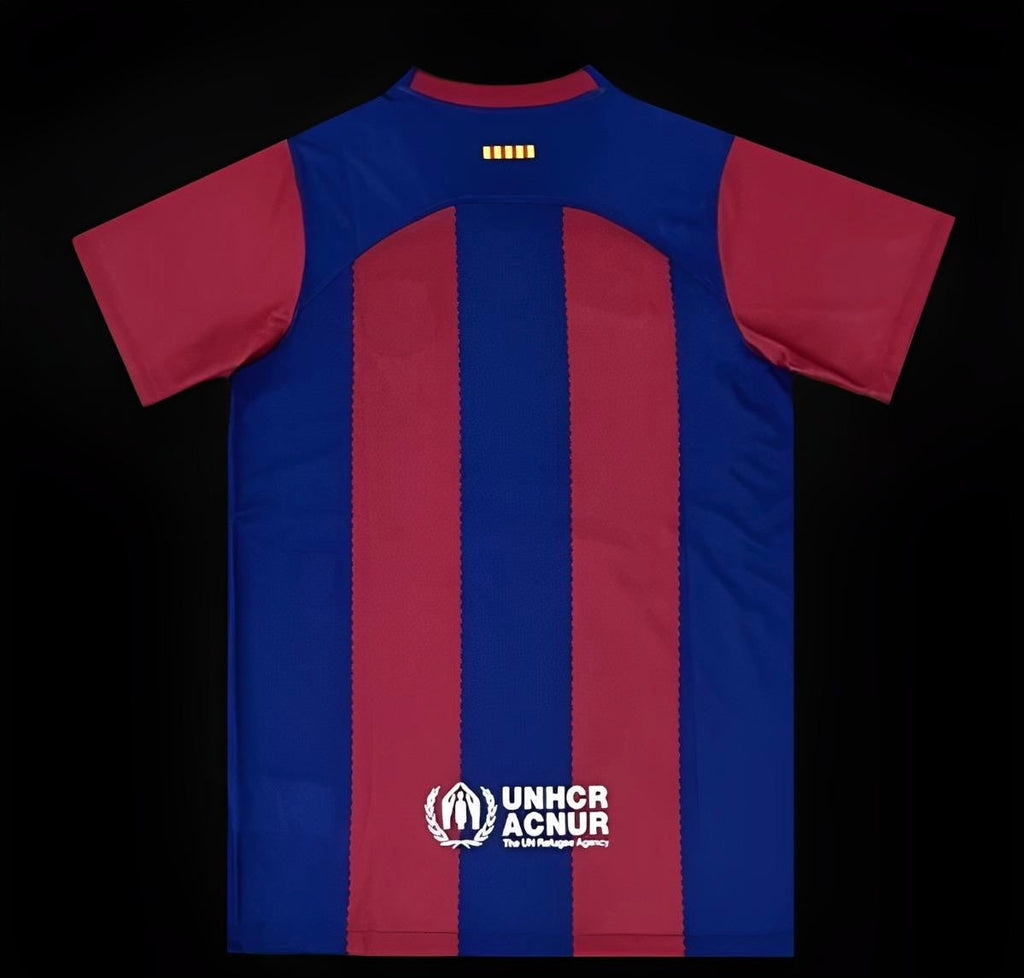 Maillot FC Barcelone édition spéciale Rolling Stones 2023-2024, logo du club et design unique, porté par un mannequin.