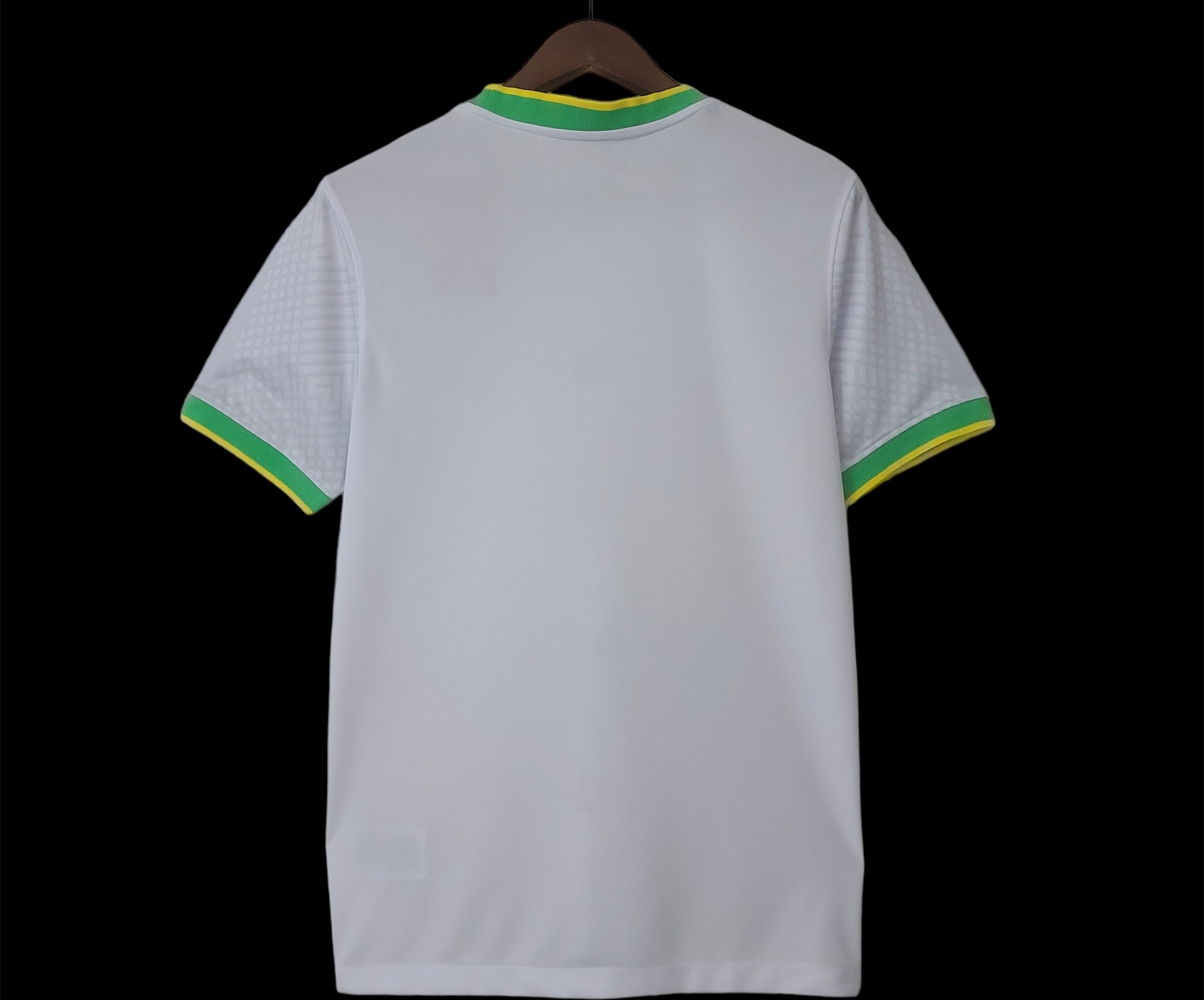 Maillot de football Brésil édition limitée 2023/2024 Le 12, vue de face avec logo et motifs colorés.