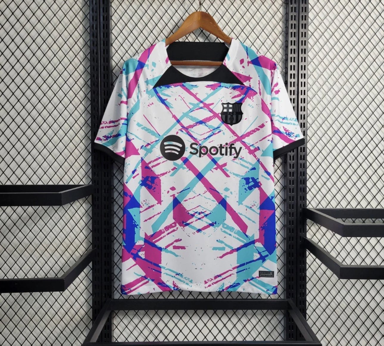 Maillot d'entraînement FC Barcelone 2023/2024 Le 12 -ème Maillot, vue arrière avec logo et détails de la tenue sportive.