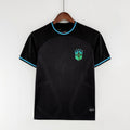 Maillot de football Brésil Édition spéciale Noir 2022/2023 de Le 12 -ème Maillot, vue de face, détails du design noir et logo.