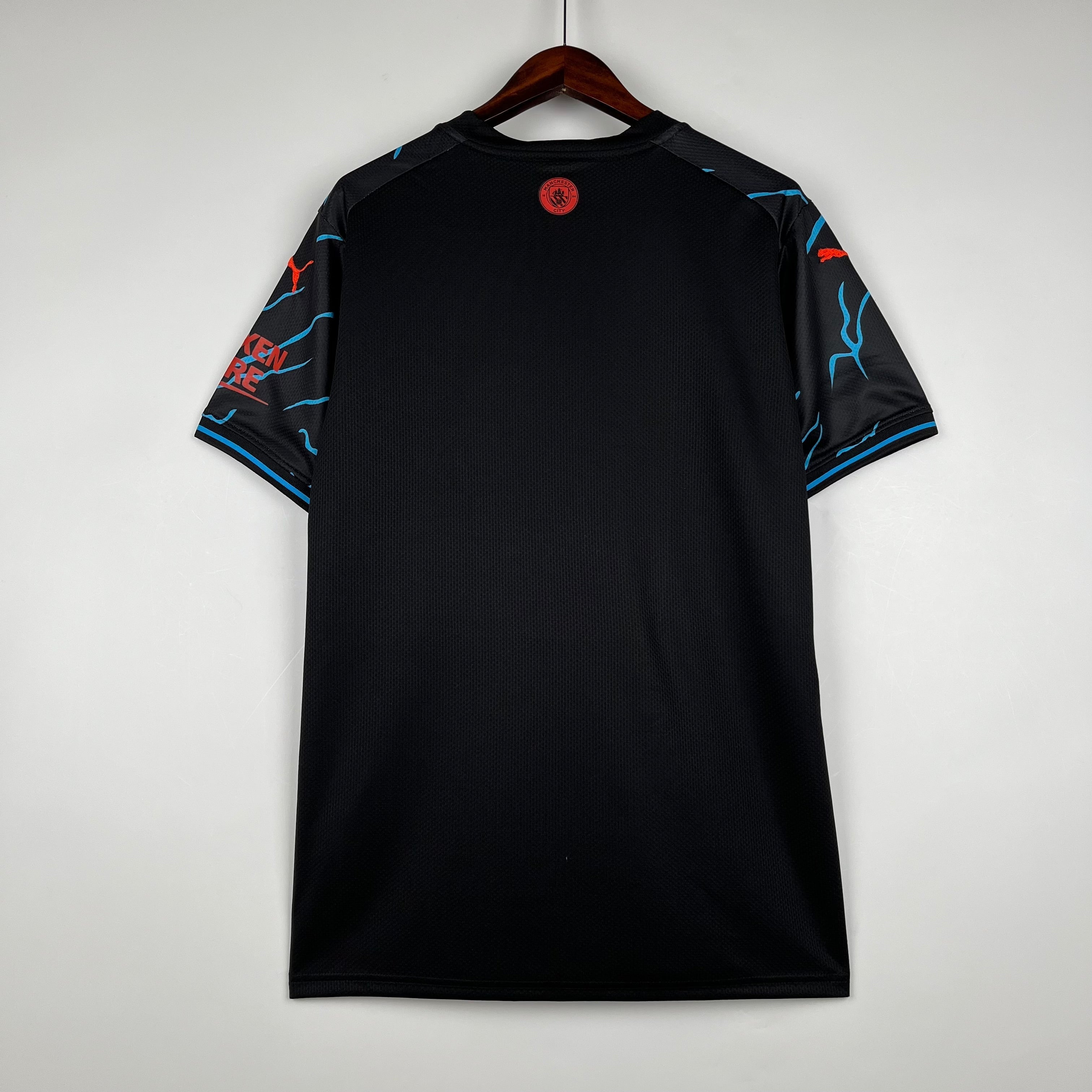 Maillot spécial Manchester City 2023-2024, marque Le 12 -ème Maillot, vue de face avec détails du design.