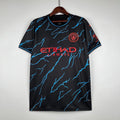 Maillot spécial Manchester City 2023-2024 Le 12-ème, devant avec logo et design unique, vue de face.