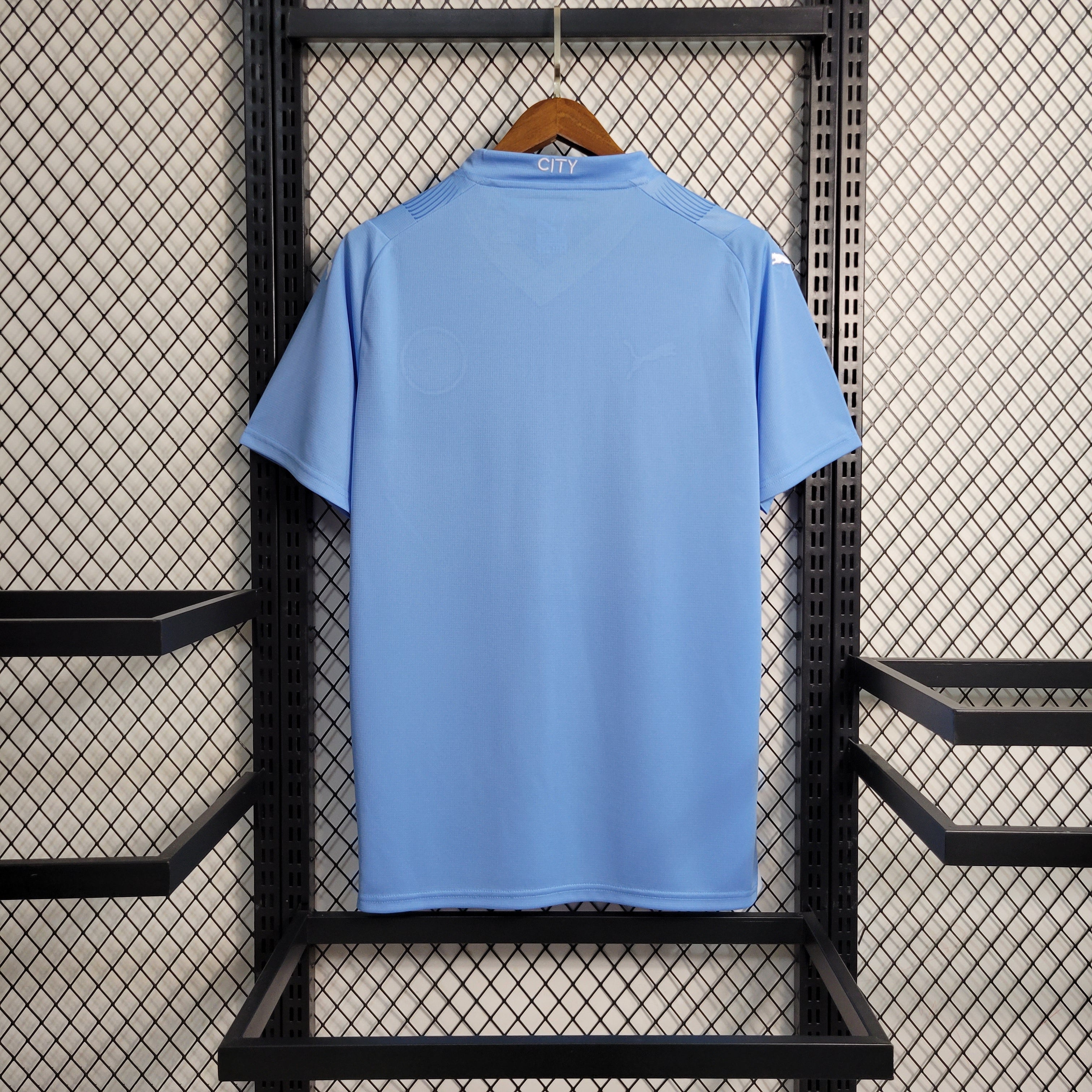 Maillot domicile Manchester City 2023-2024 Le 12-ème, devant avec logo du club et détails du design bleu et blanc