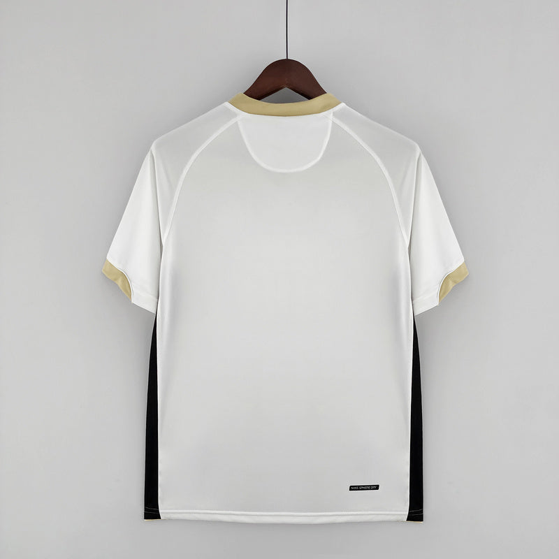 Maillot rétro Manchester United 2006-2007, Le 12-ème Maillot, vue de face avec logo et détails du design vintage.