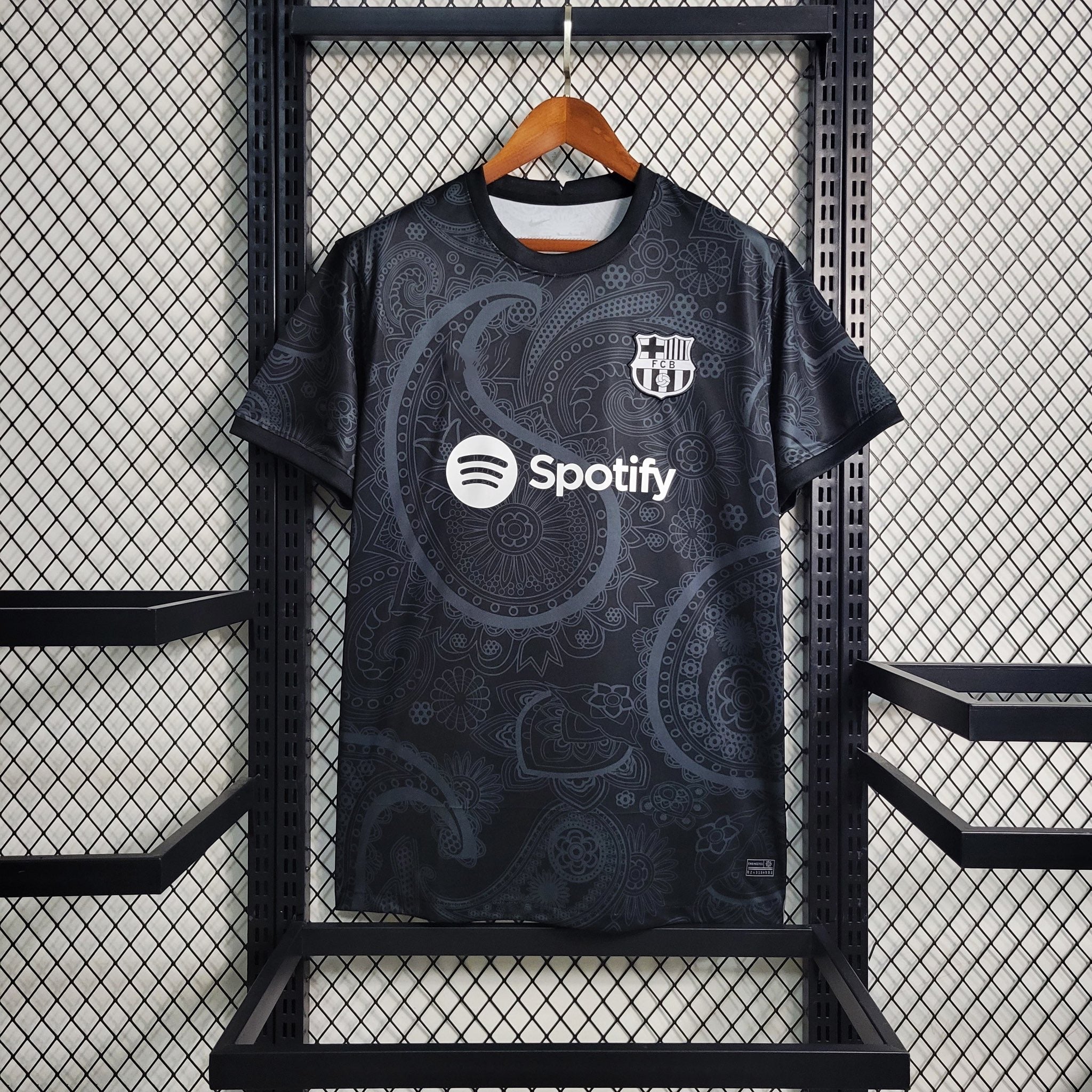 Maillot spécial de FC Barcelone 2023-2024 Le 12 avec logo et design unique, vue de face sur le maillot.