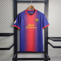 Maillot rétro FC Barcelone 2012-2013 Le 12ème Maillot, maillot de football avec logo et design vintage sur le terrain.