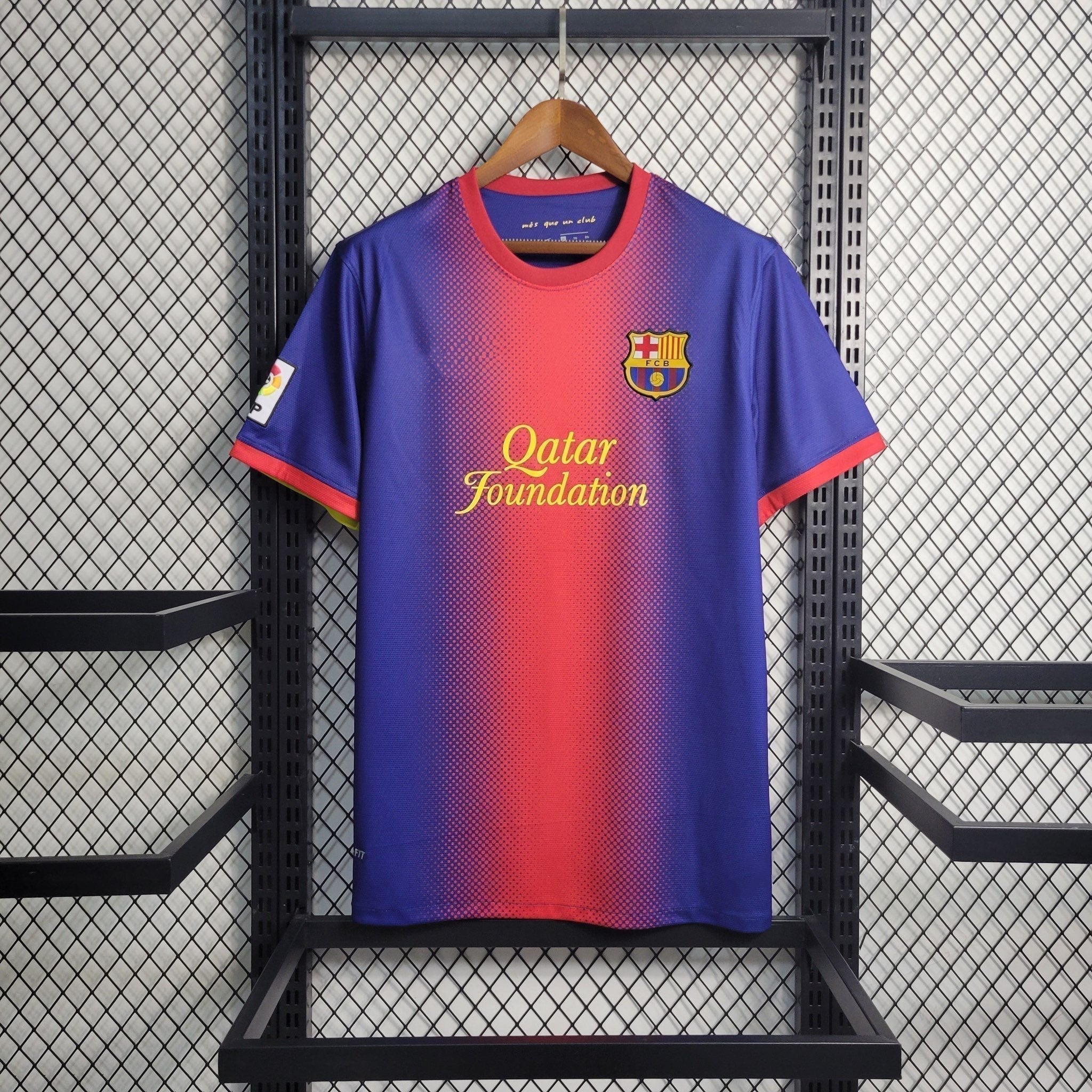 Maillot rétro FC Barcelone 2012-2013 Le 12ème Maillot, maillot de football avec logo et design vintage sur le terrain.