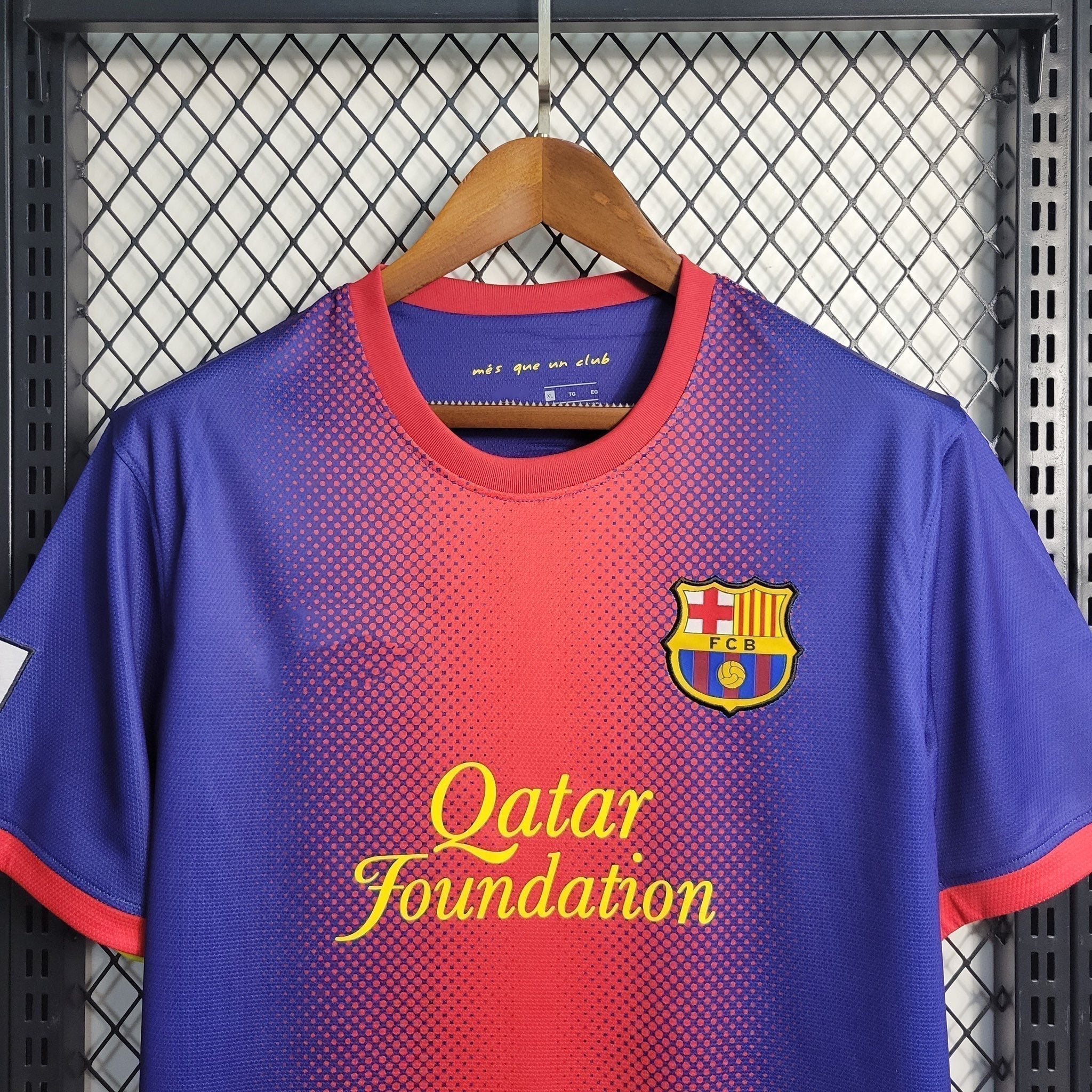 Maillot rétro du FC Barcelone 2012-2013 de la marque Le 12, vue de face avec logo et détails du design.
